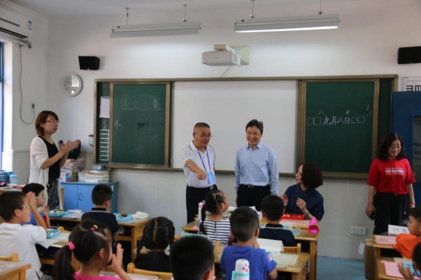 晓庄学院张策华校长到附小调研考察-3_html_72ee657c.jpg