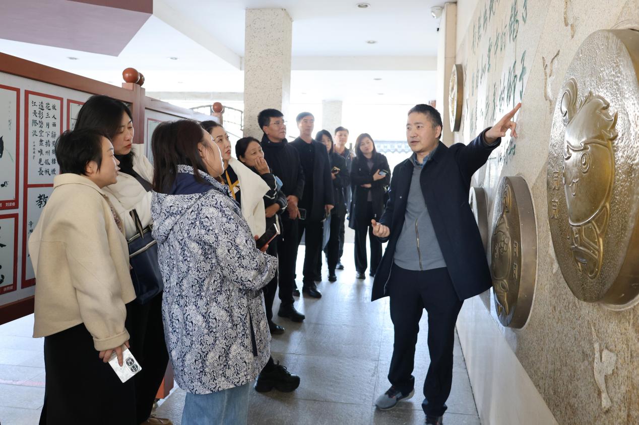 2025.11.27两地教育同仁来访 共话育人初心_html_m7f00dd9f.jpg