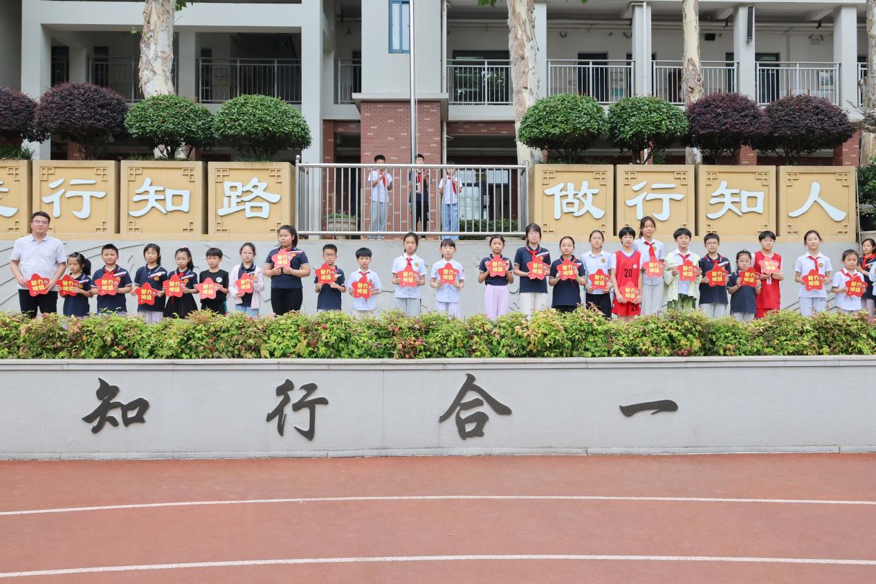 【升旗仪式】0611_html_406cb9e4.jpg