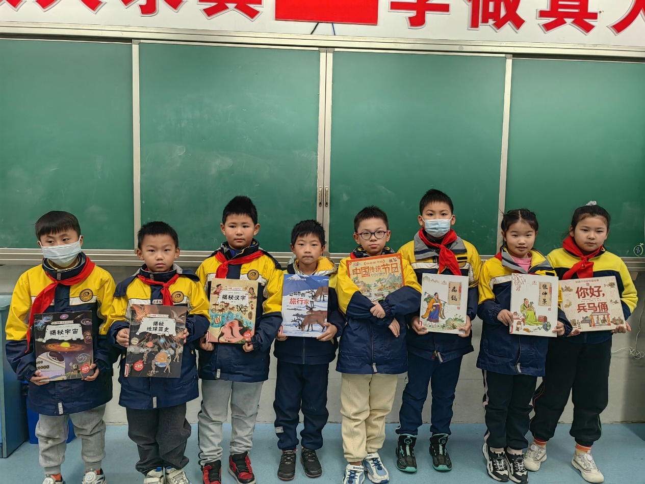 书香伴我行 悦读润童心—记二（2）班读书节活动_html_m9e31eda.jpg