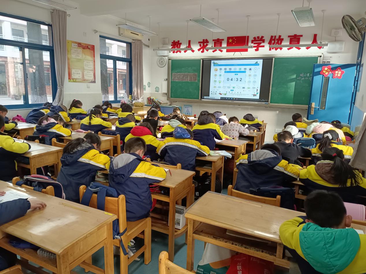 一4班12月新闻稿_html_m3321ea39.jpg