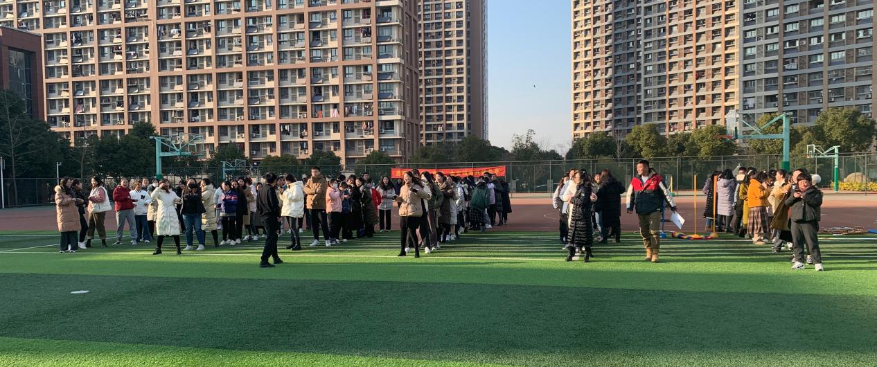 2022年元旦教师趣味运动会报道_html_2a5ef85f.jpg