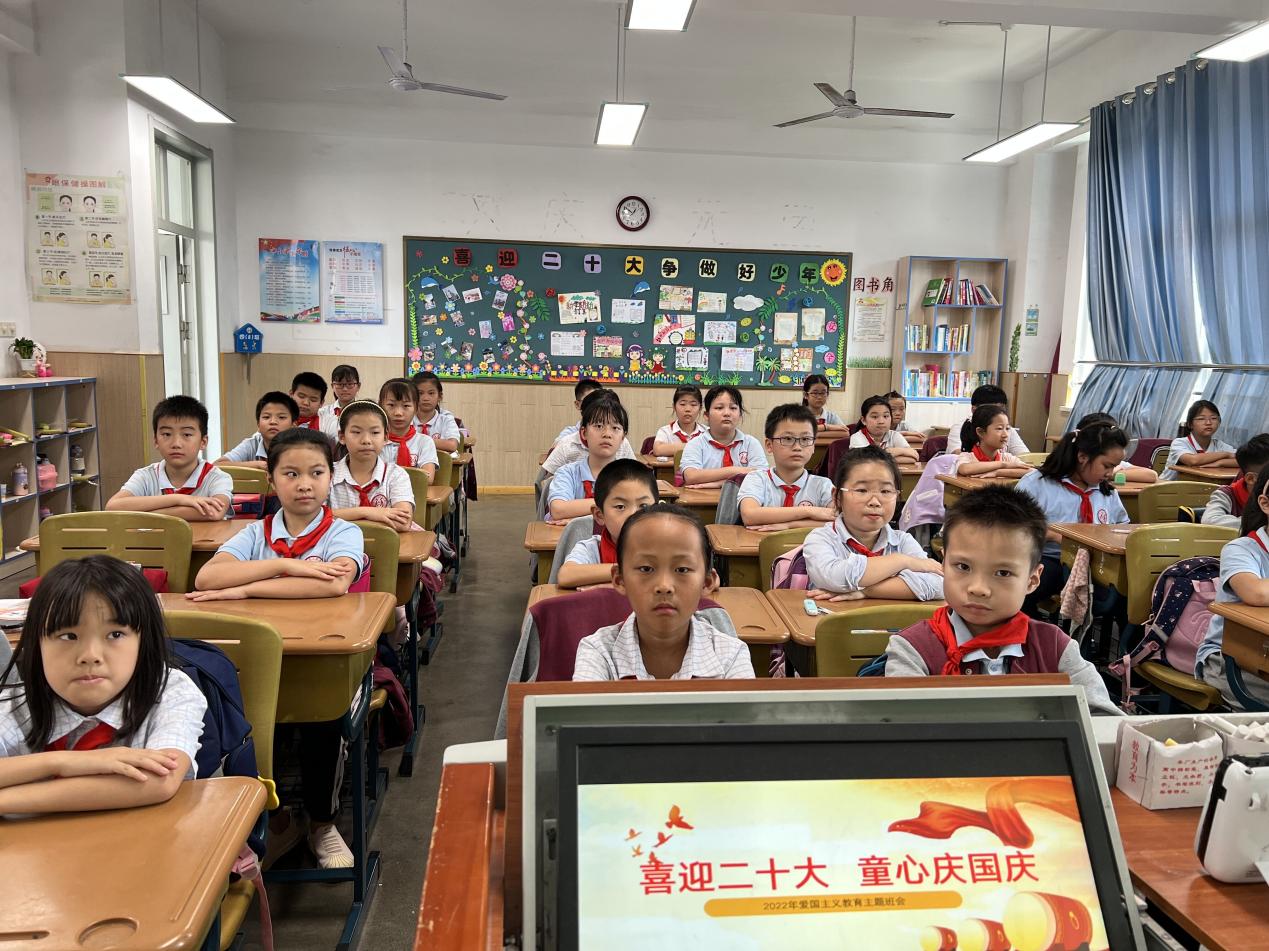 报道喜迎二十大 童心庆国庆_html_54c947a8.jpg