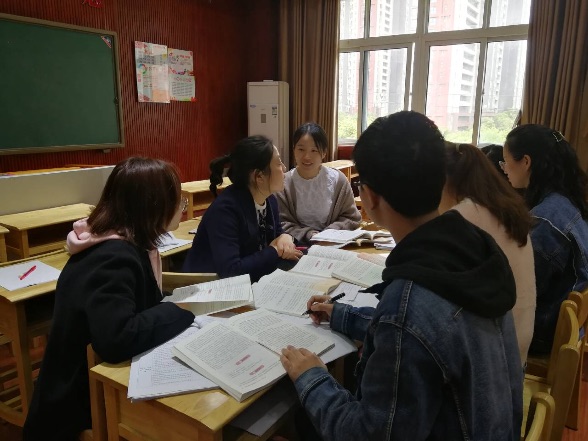 凝聚集体智慧，夯实语文课堂_html_1daad8e3.jpg