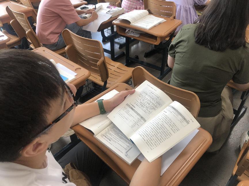开学英语教研会报道_html_m67a327c9.jpg