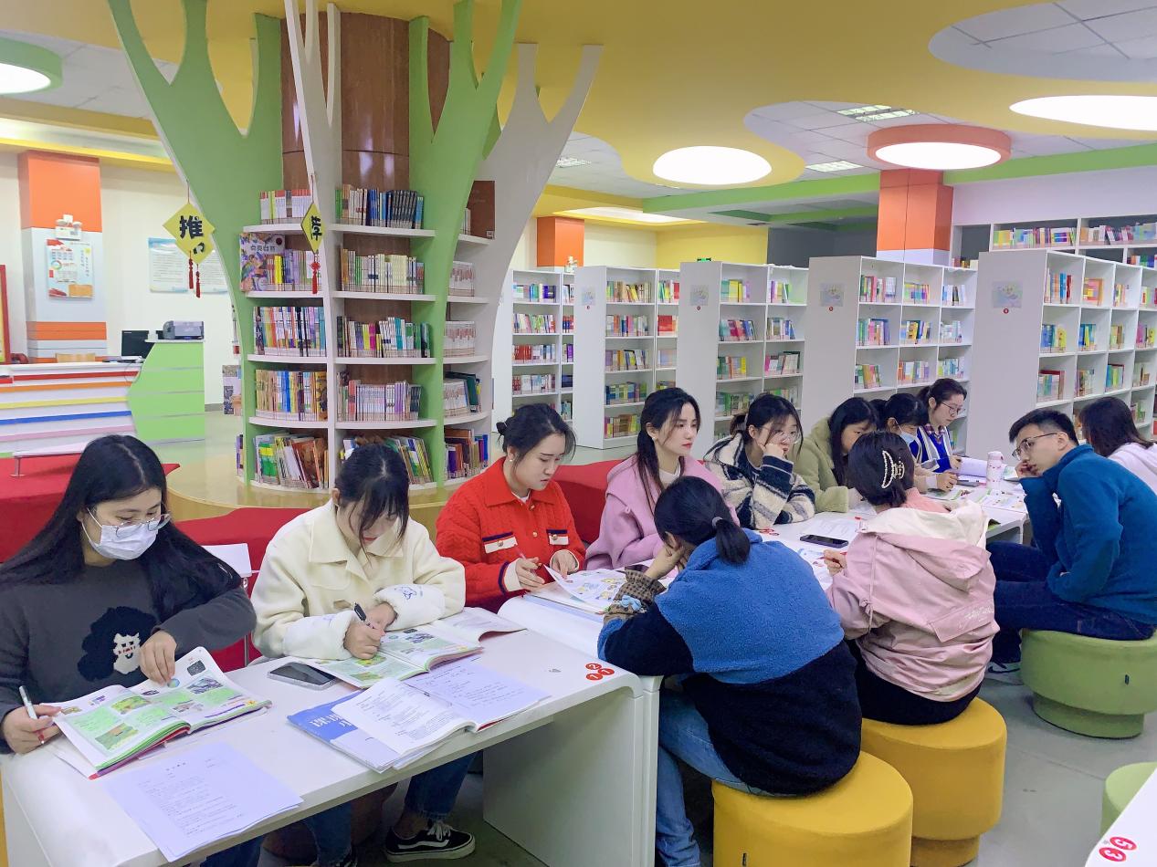 集体备课寻质量 同心协力谋发展——丁家庄小学英语组集体备课报道_html_m1d14f2a8.jpg