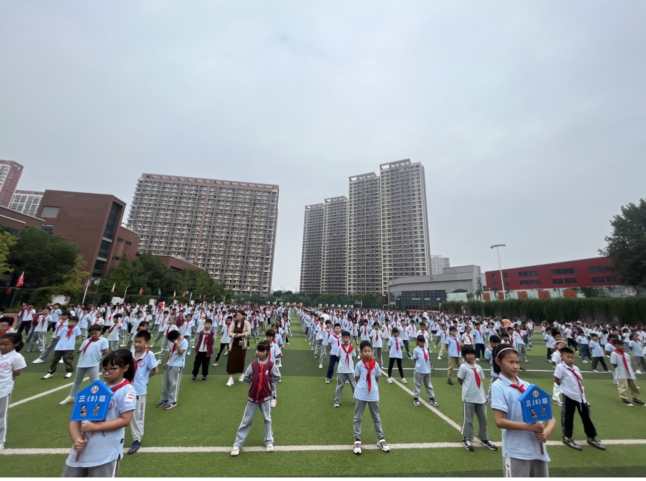 【丁香汉声·学生成长营】队形队列展英姿 雏鹰昂扬绽芳华_html_m6fe8372c.jpg