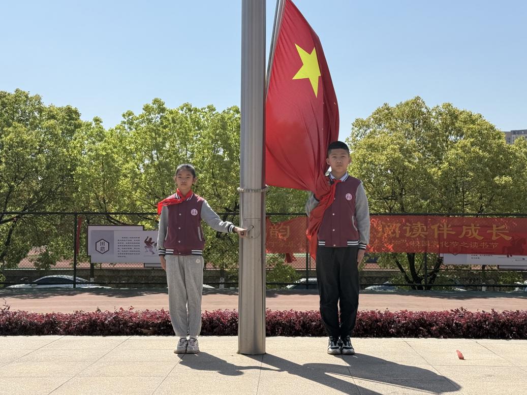 升旗仪式报道_html_m1d6e33f3.jpg