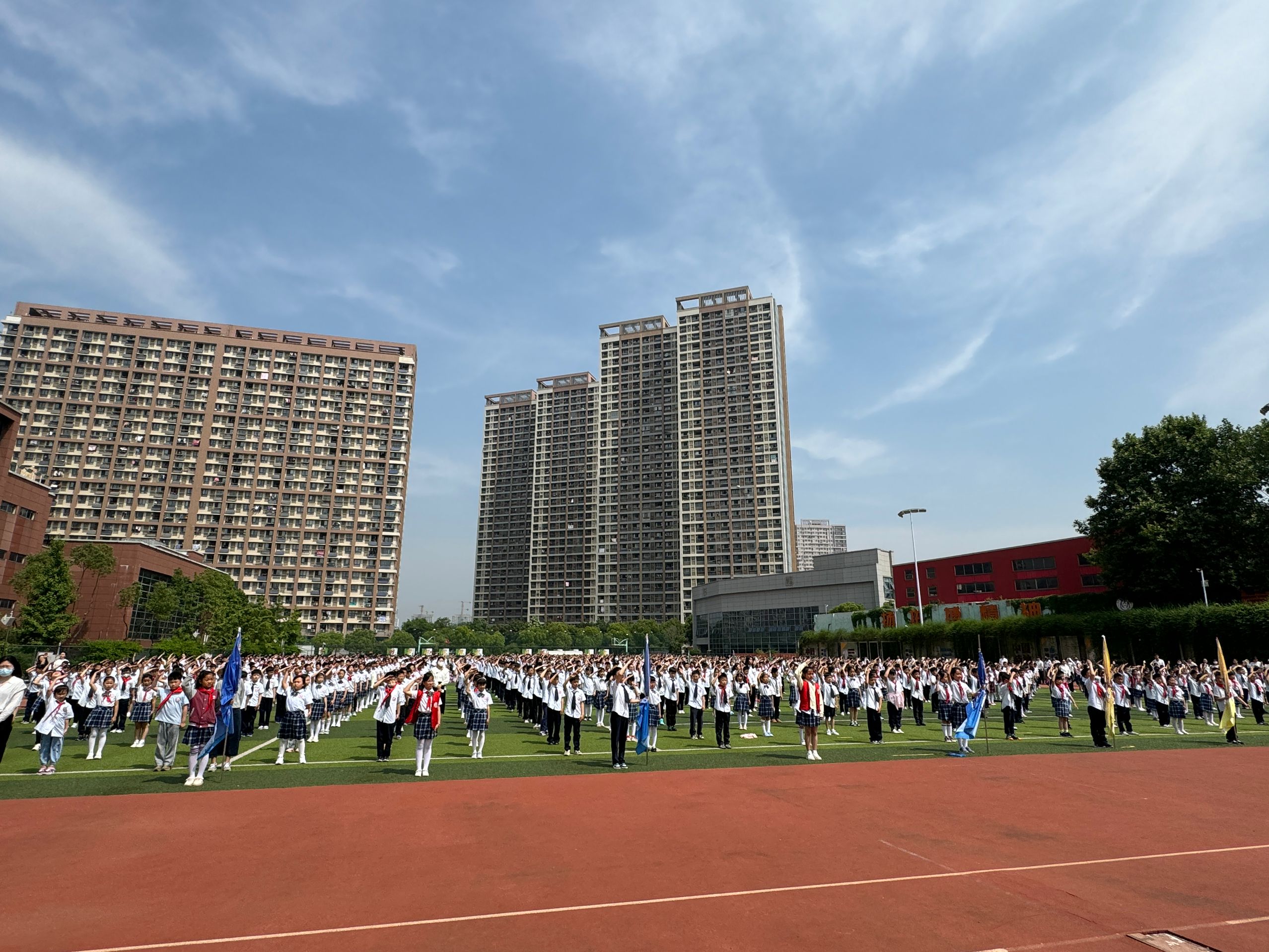 【丁香汉声·学生成长营】做一个身心健康的阳光少年 ——心理健康主题升旗仪式_html_m58d7b4ea.jpg