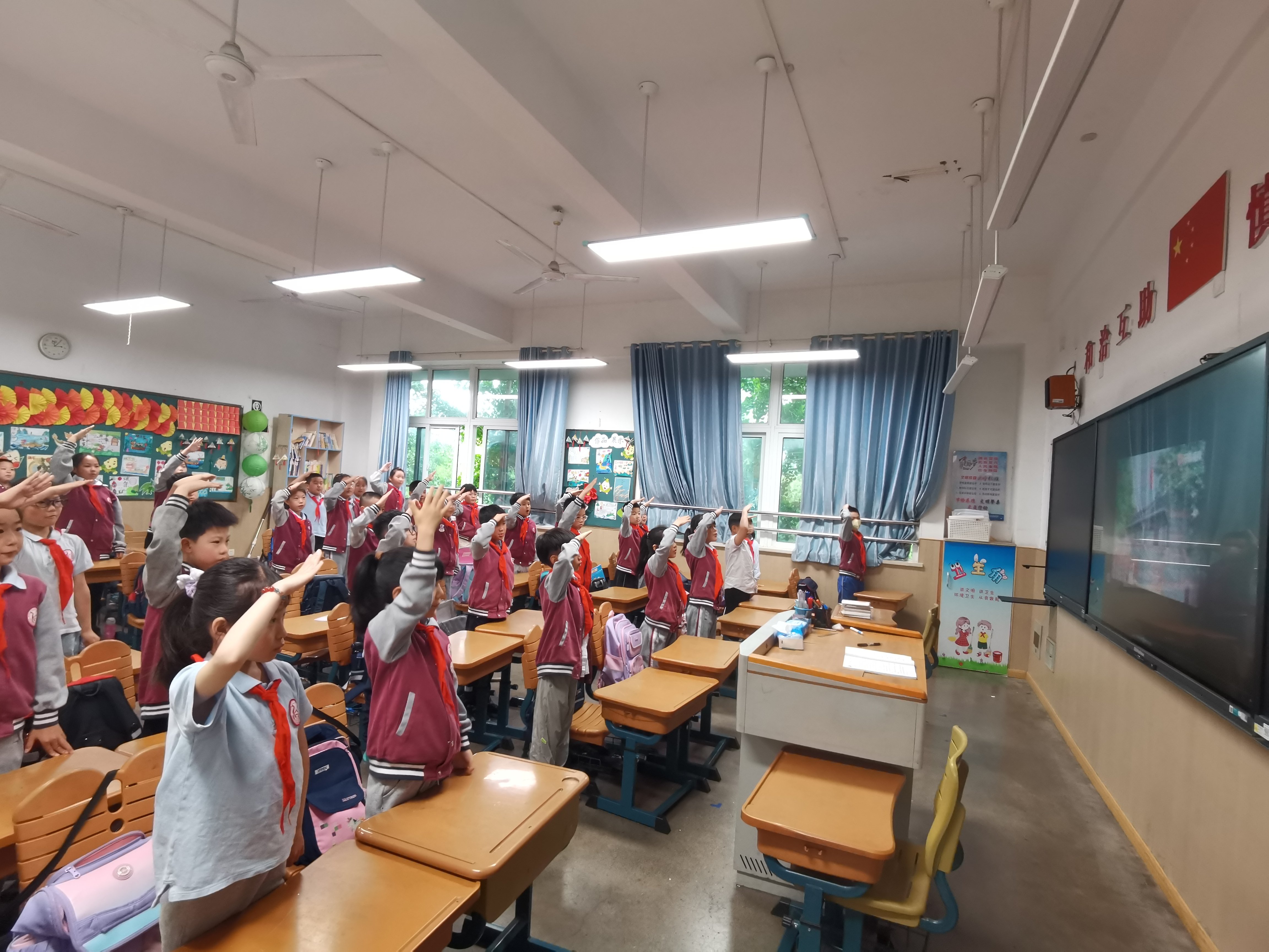 【丁香汉声·学生成长营】欢乐六一，多彩童年——第15周升旗仪式_html_m68b6181d.jpg