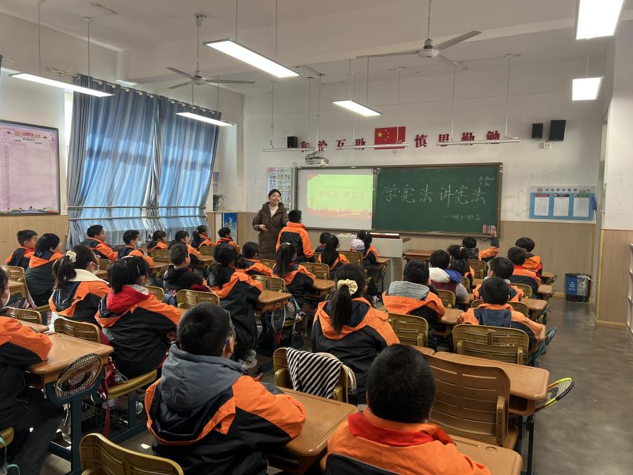 【丁香汉声·学生成长营】弘扬宪法精神，构建和谐校园(1)_html_m2d9ddffa.jpg