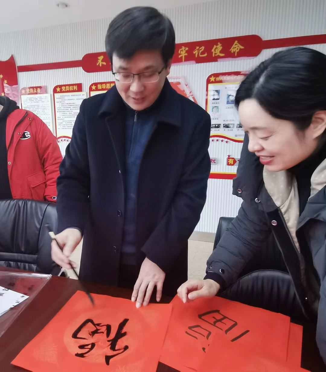 【丁香汉声】笔墨飘香冬日暖 师生共写迎新春_html_431692e3.jpg