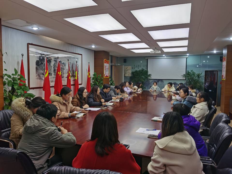 六年级教学工作会议报导 许思楠_html_meeec5a9.jpg