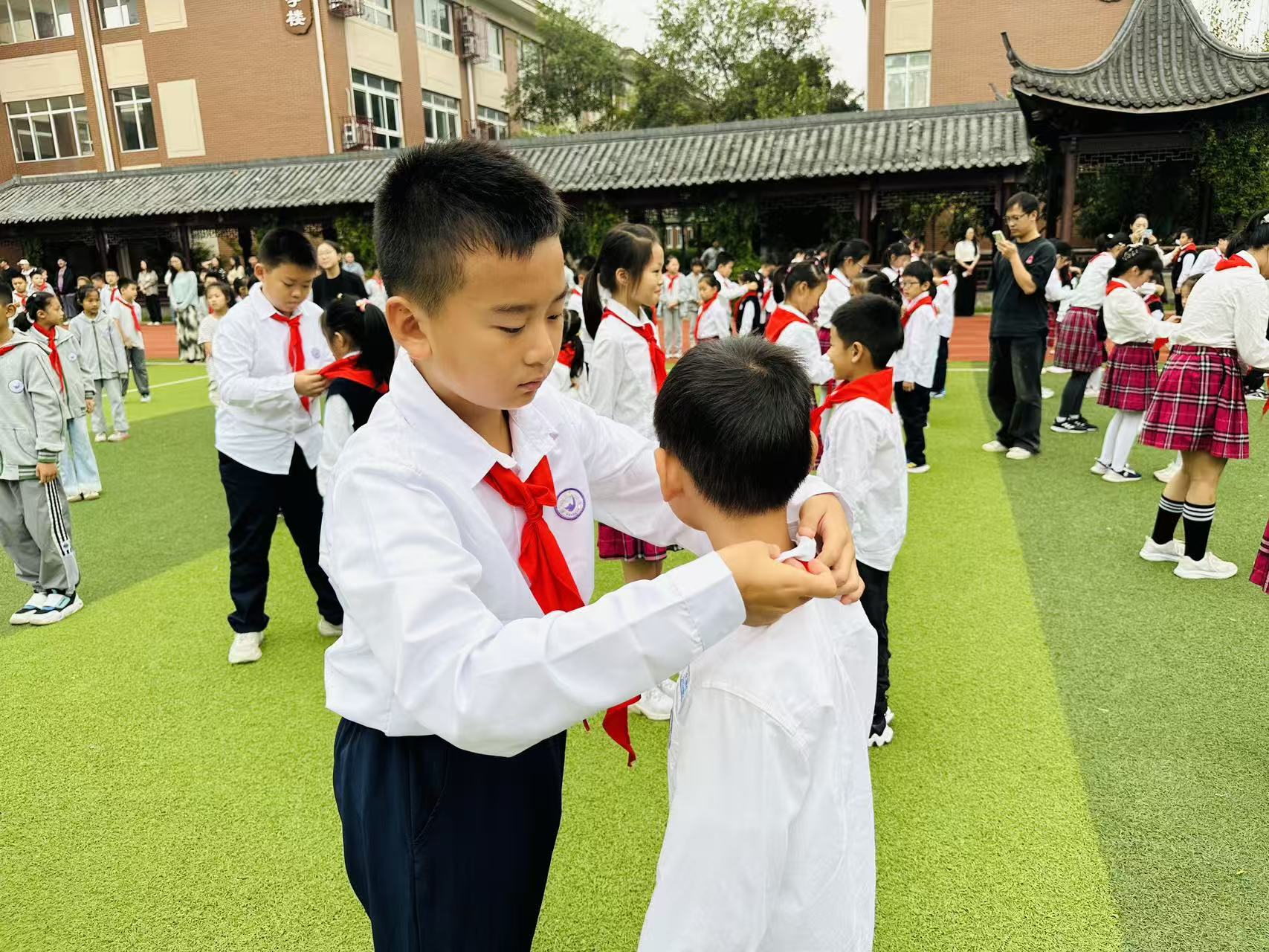 【书院紫金】争做新时代好队员——记紫金小学二年级入队仪式_html_5493de20.jpg