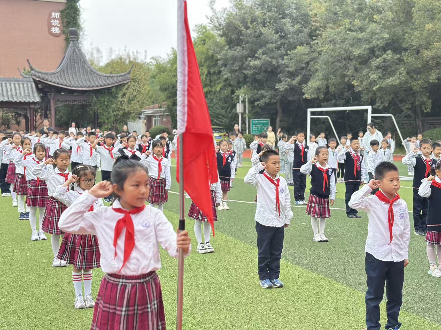 【书院紫金】争做新时代好队员——记紫金小学二年级入队仪式_html_88ba18b.jpg