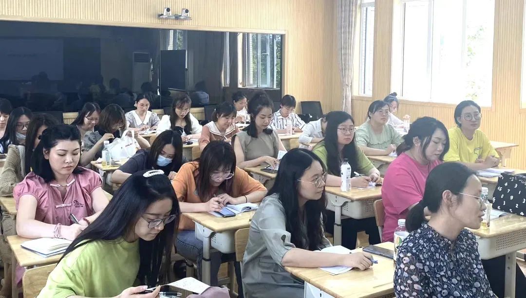英语组657874_html_m366cd358.jpg