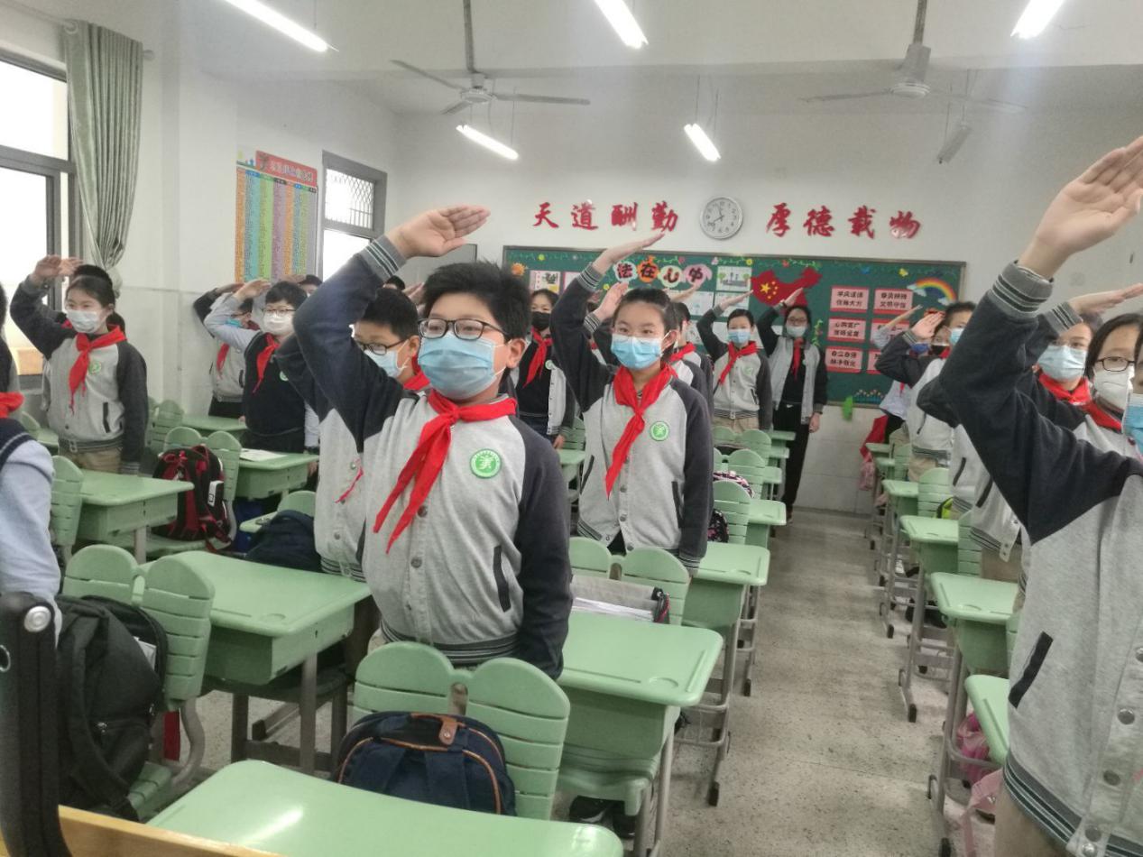 升旗仪式新闻稿_html_m2df5649b.jpg