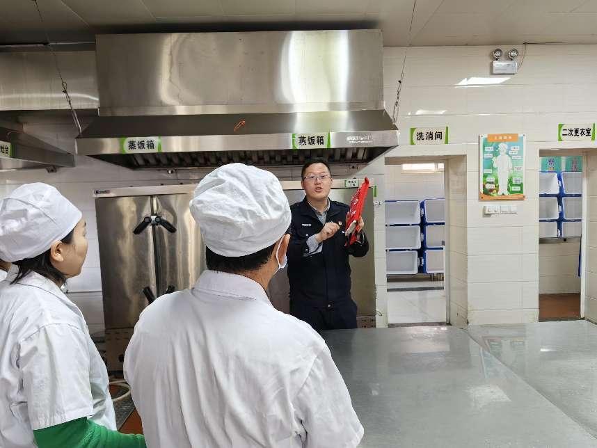 强化消防意识，筑牢校园安全防线——南京市栖霞区迈皋桥中心小学开展后勤人员消防培训活动_html_m637a3fa3.jpg