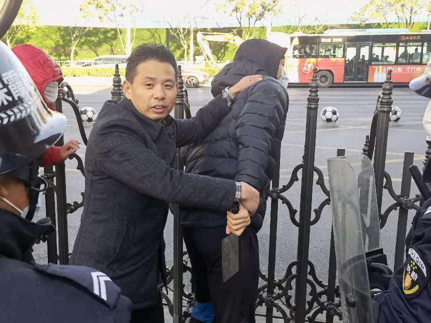 21.11.24反恐防暴演练报道_html_m4130b1aa.jpg