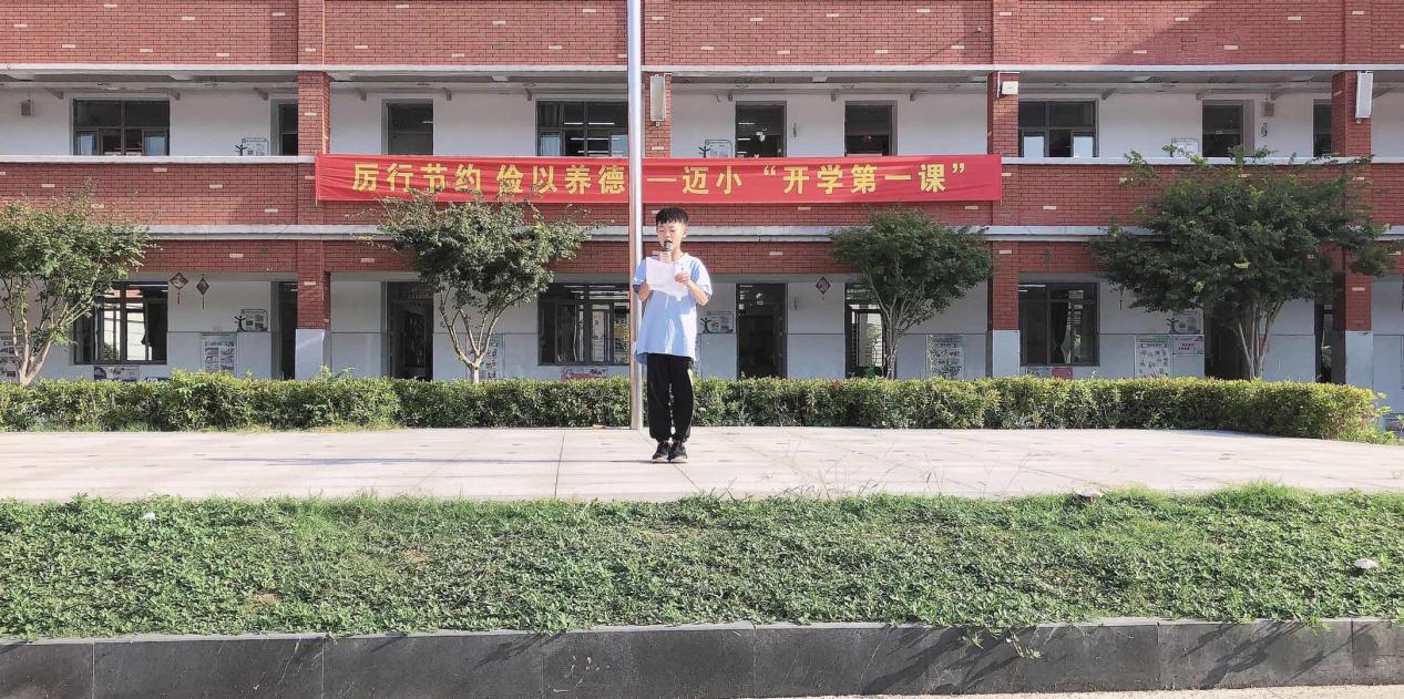 升旗仪式报道_html_7330ae4d.jpg