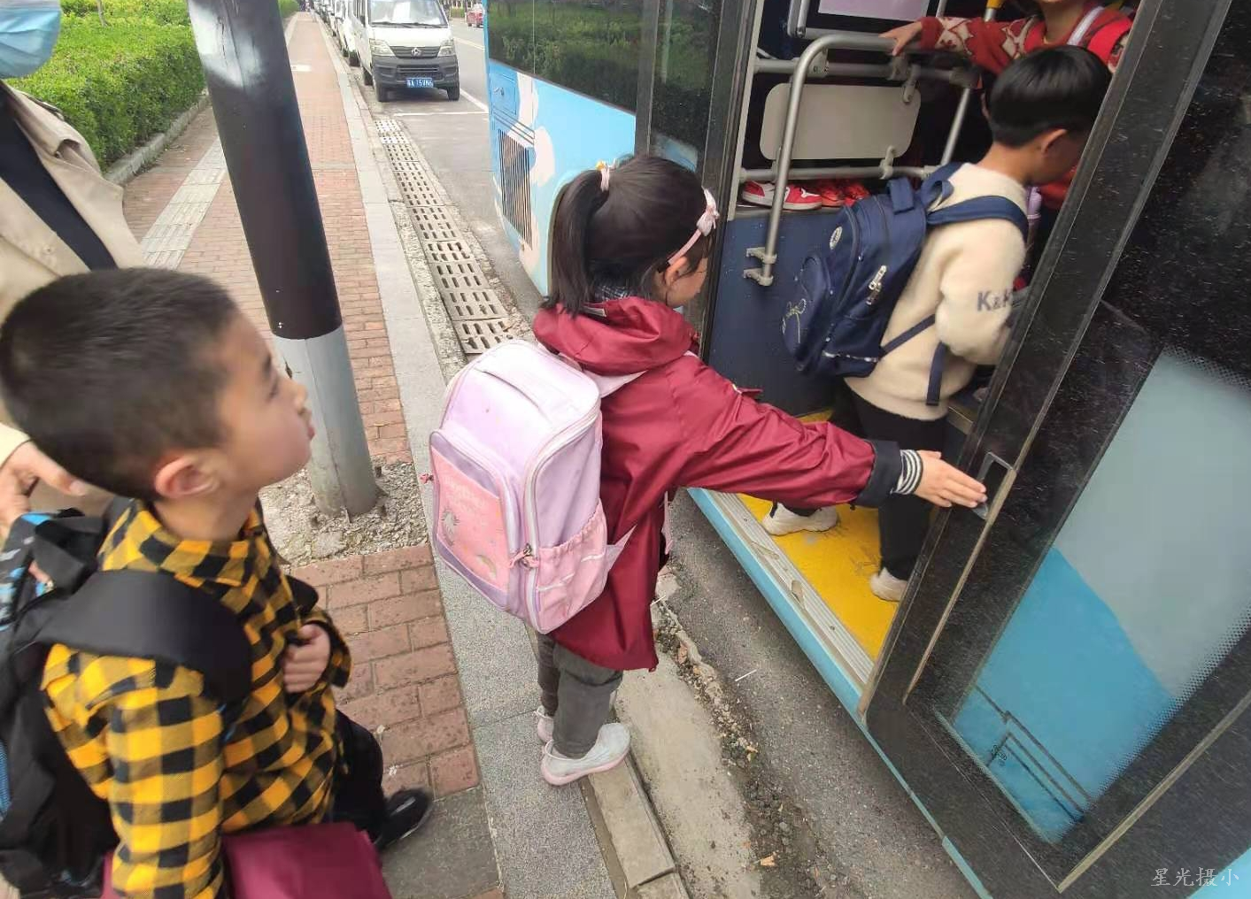 排队上车.png