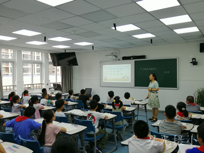 张璐璐老师上课.jpg