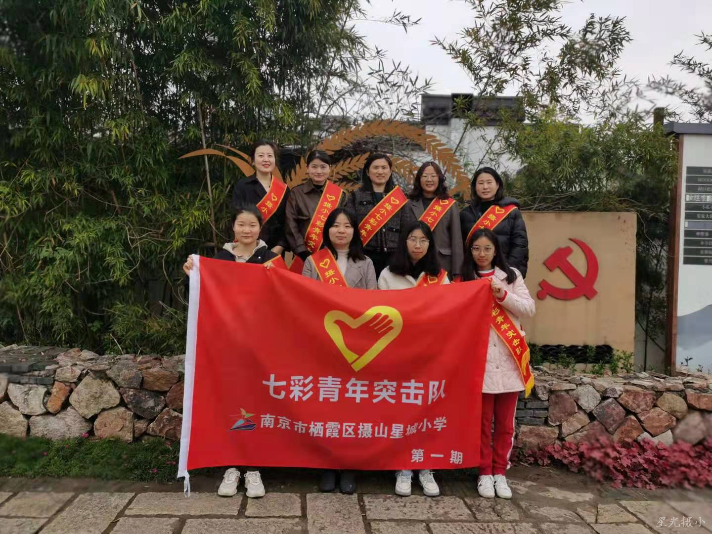 桦墅村口合影.jpg