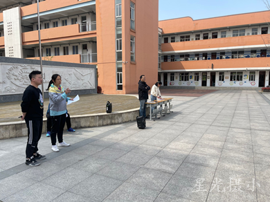认真评比的老师_副本.png