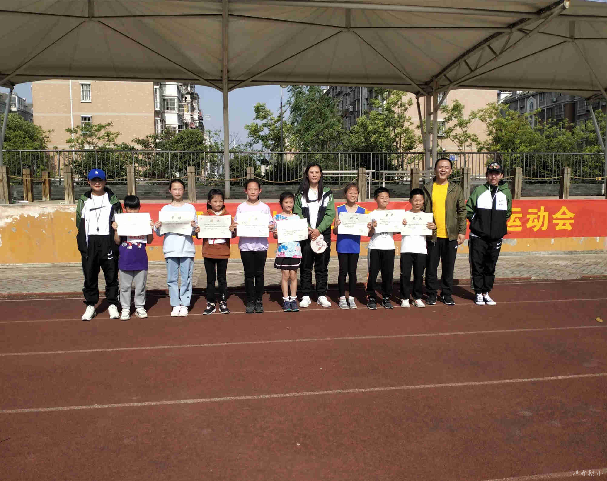 刘校与获奖团体合照.jpg