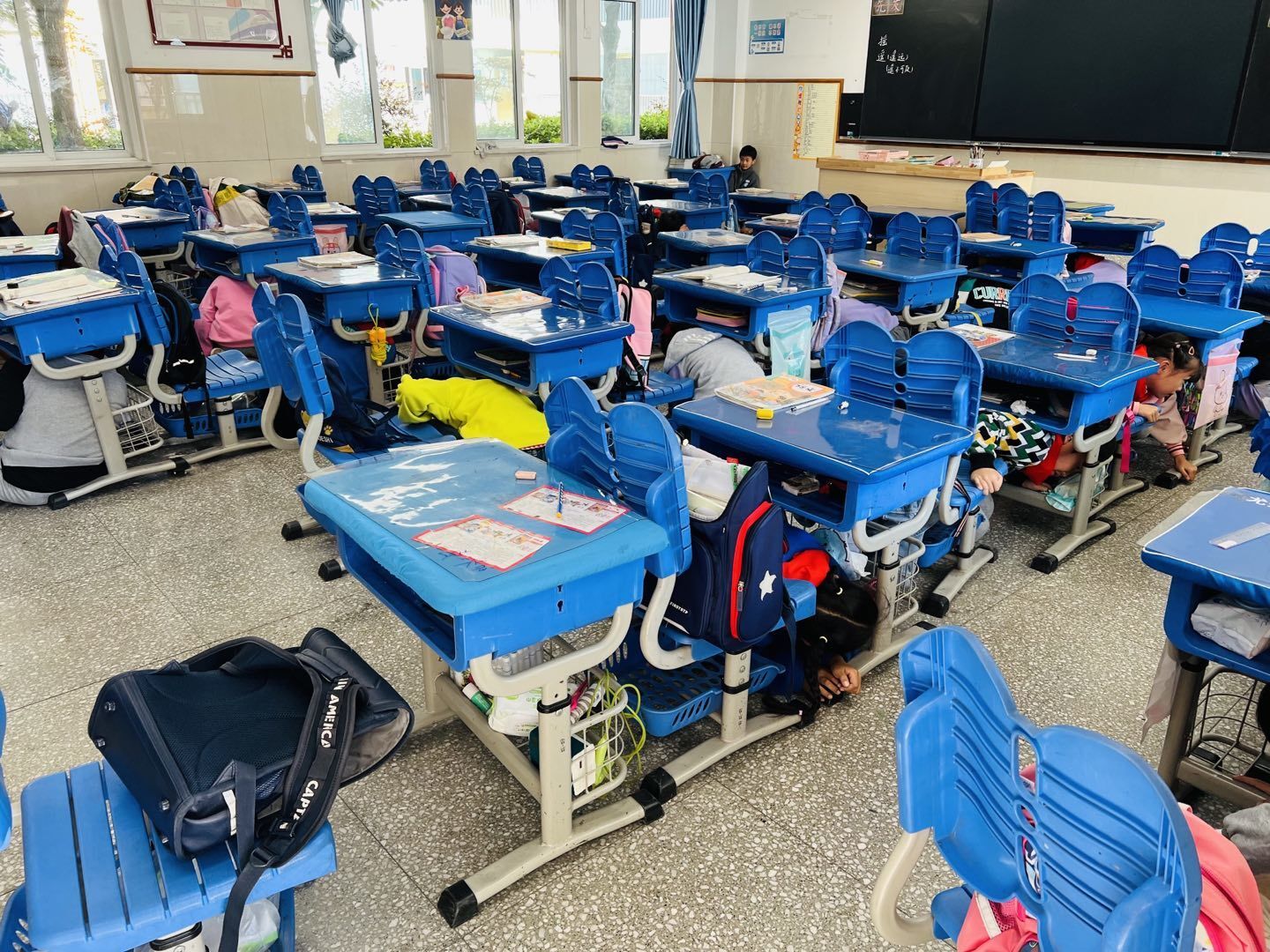 【星光摄小】（安全第一）摄山星城小学开展防震疏散演练