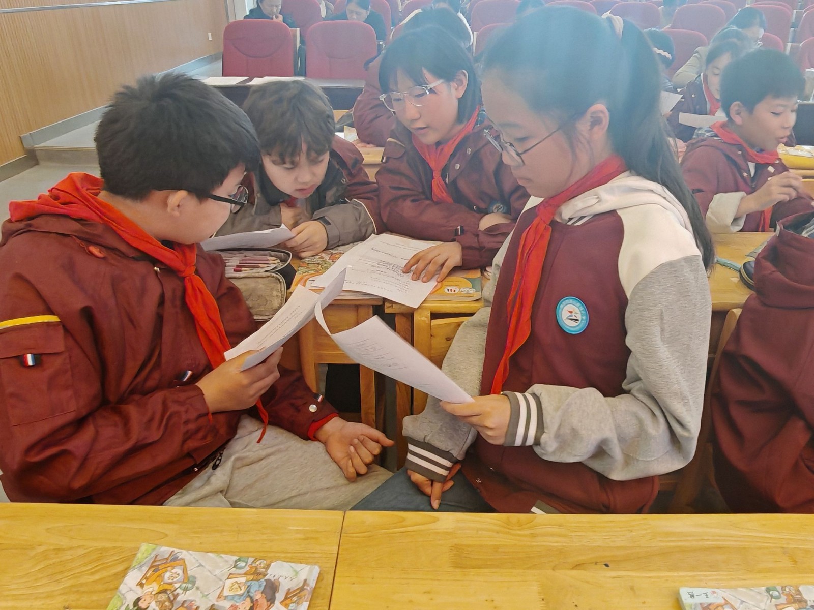 学生讨论.jpg