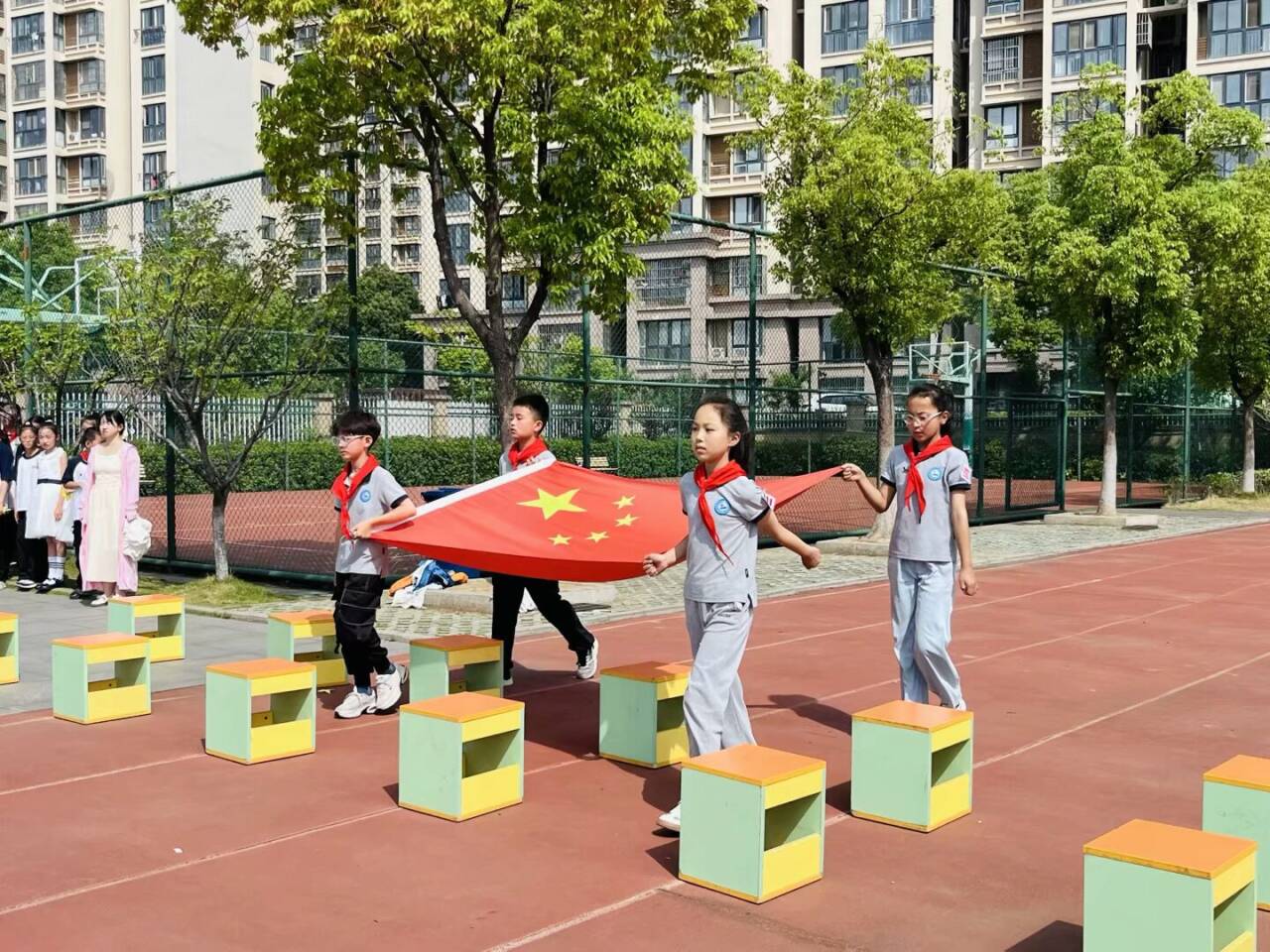 护送国旗.jpg