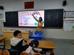 【星光摄小】学宪法，讲宪法，做最美守法少年 ——摄山星城小学天佐路校区班会课报导