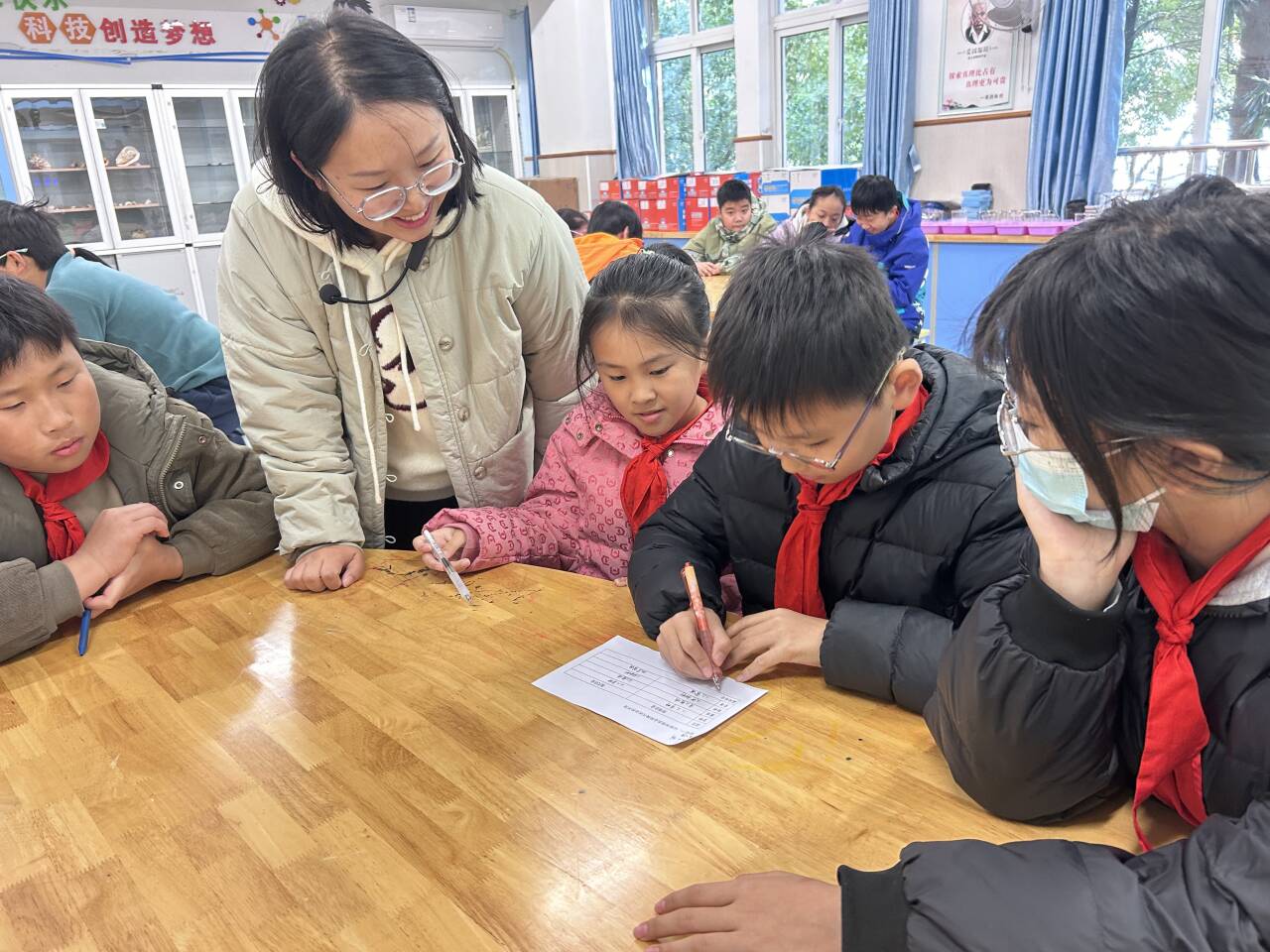 吕文欣老师指导学生实验.jpg