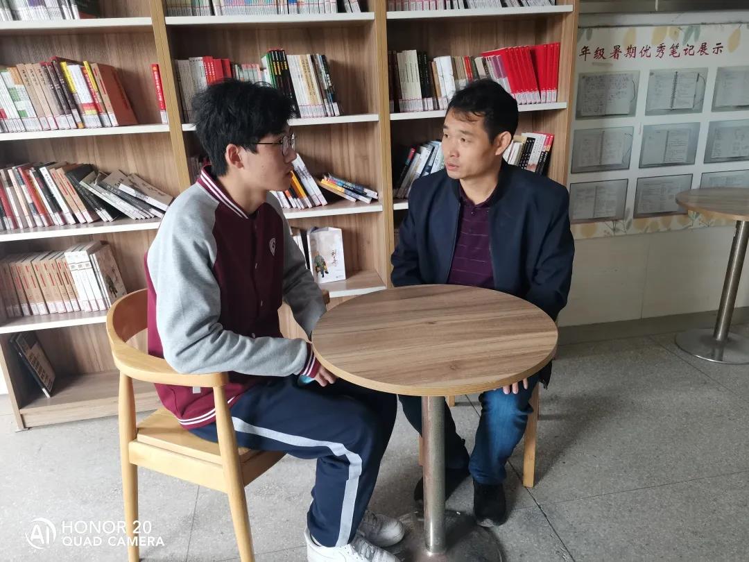 【毅行栖中·教师专访】一名教师一盏灯 一名教师一面旗——曹飞老师个人介绍