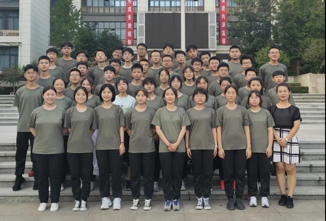 【毅行栖中·教师专访】乾坤未定，你我皆为黑马！