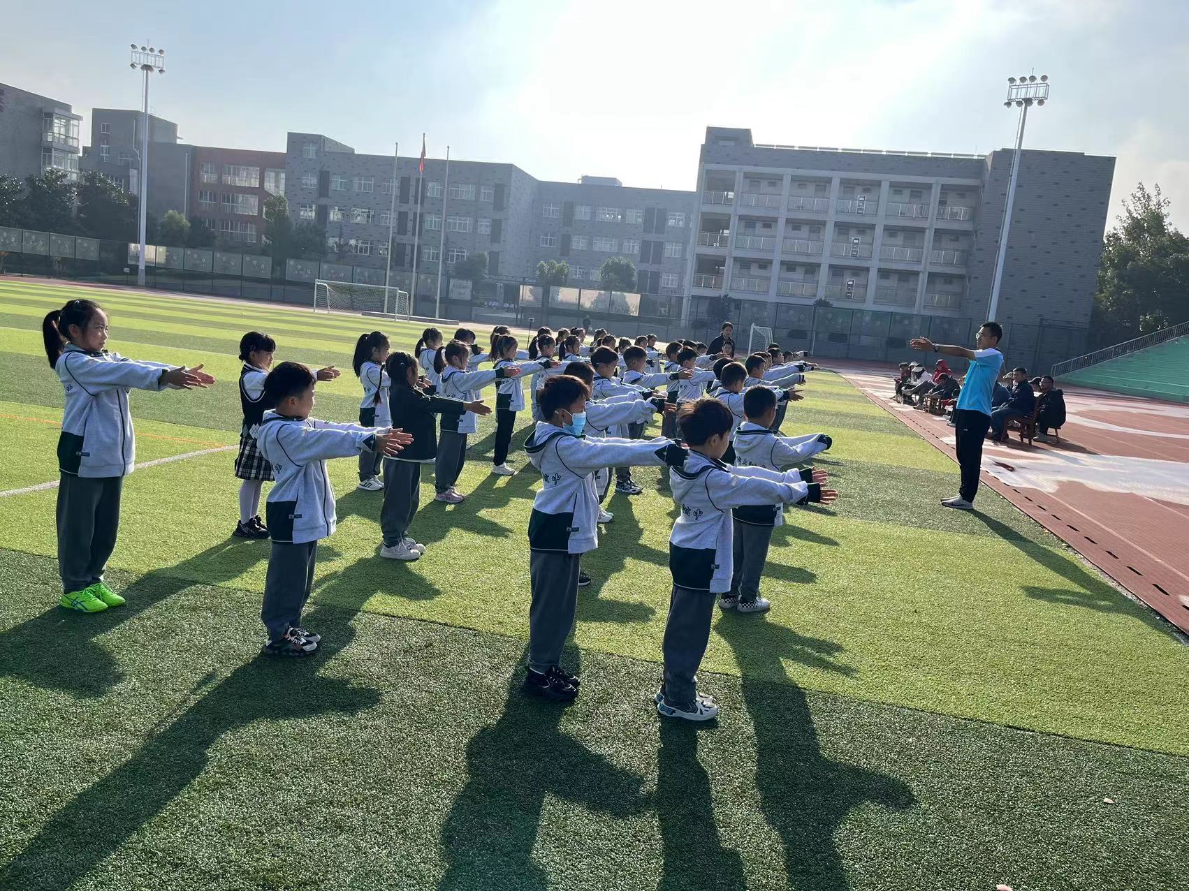 图文趣味田径：跑与游戏——各种姿势跑(2)_html_mea3b605.jpg