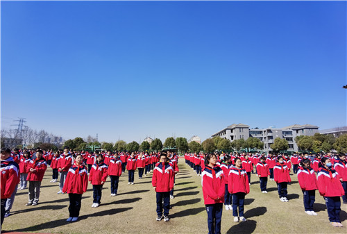 操场学生.jpg