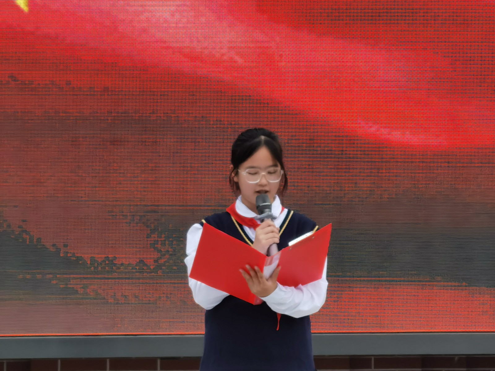 主持人章语馨.jpg