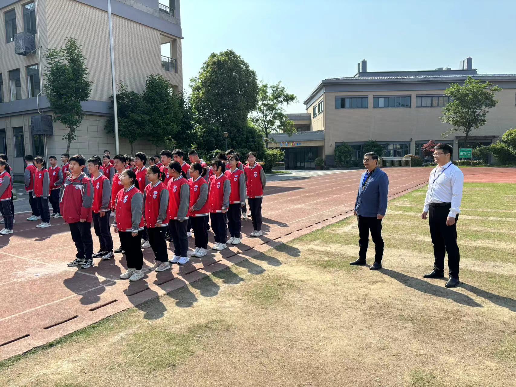 观摩大课间.jpg