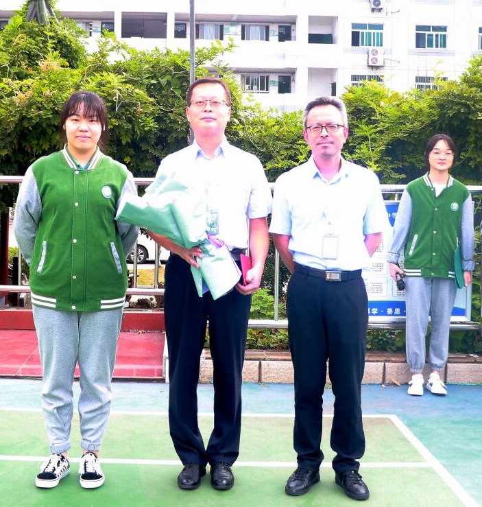 从教三十年教师表彰活动_html_5cd9c63b.jpg