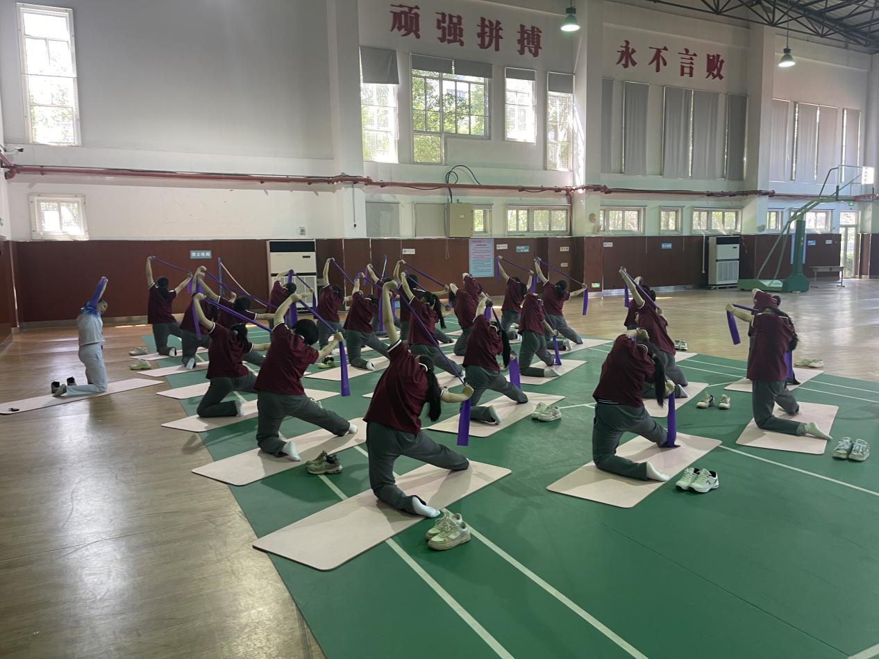 5月29日  共采研思之芳华，同绘教学之新景 市体育公开课 _html_770b2b89.jpg