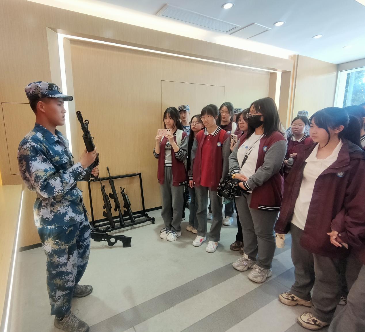 5月21日 栖霞行知行通讯稿   学生到南京信息职业技术学院国防教育馆参观学习_html_mf5b3222.jpg