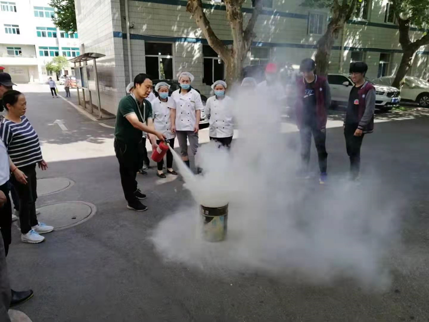 我校开展后勤人员燃气消防安全培训演练_html_m50e19a61.png
