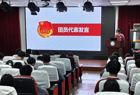佩戴团徽承使命_html_7e4e14e2.png