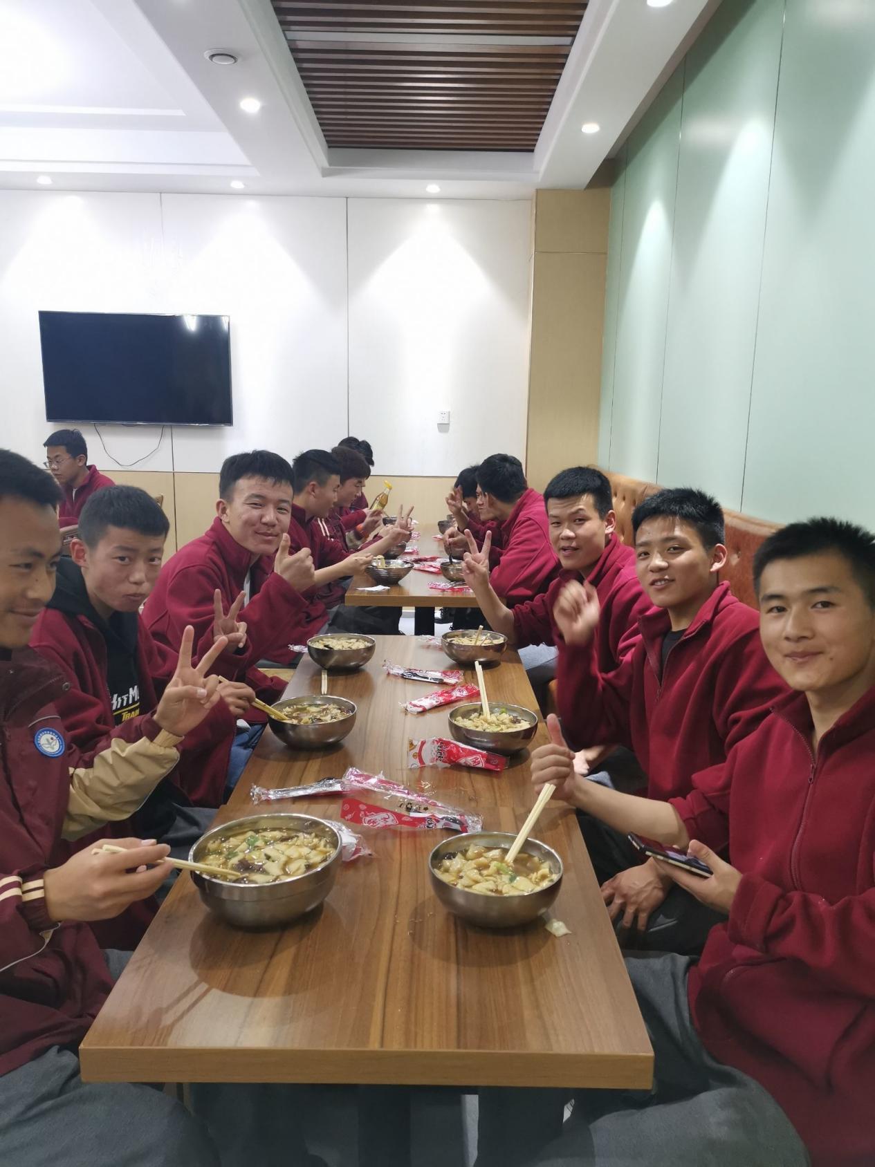 享美味“食”光，解最深乡愁-21物联网青海班开展学生制作家乡美食活动_html_aea623d.jpg