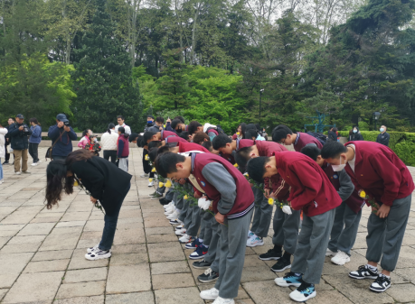 缅怀革命先烈 追寻红色记忆--南京新港中专校师生代表祭扫雨花台烈士陵园_html_75a7383c.png