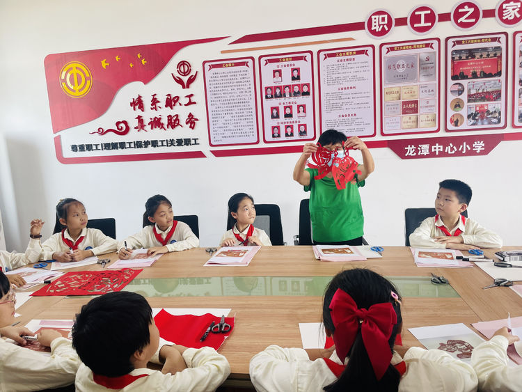 【灵美龙小·龙岸】童心爱祖国，文化永传承——龙潭中心小学龙岸花园校区国庆节剪纸活动_html_m1c119868.jpg