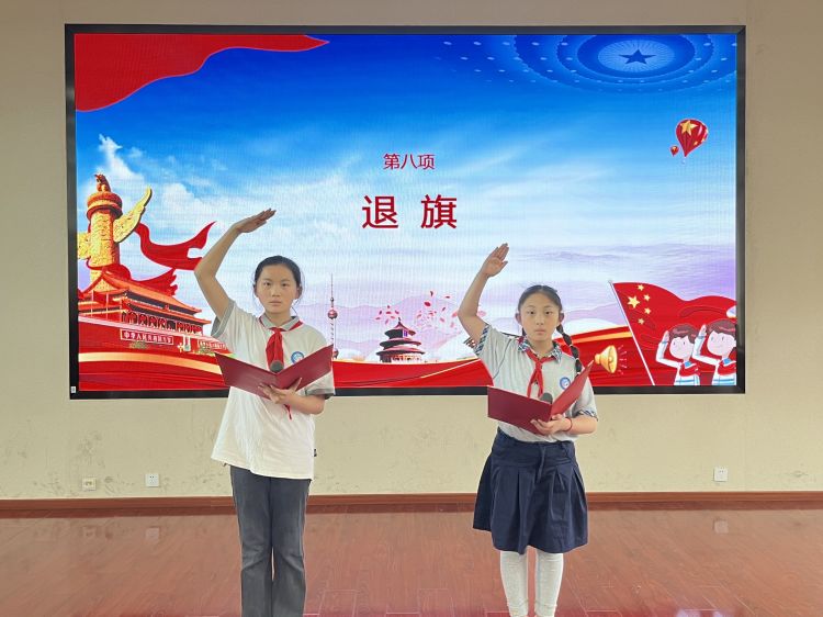 学习二十大 争做好队员——龙潭中心小学江畔人家分校一年级分批入队仪式_html_m2bbd31c4.jpg