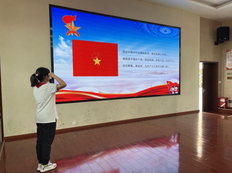 学习二十大 争做好队员——龙潭中心小学江畔人家分校一年级分批入队仪式_html_59993531.jpg